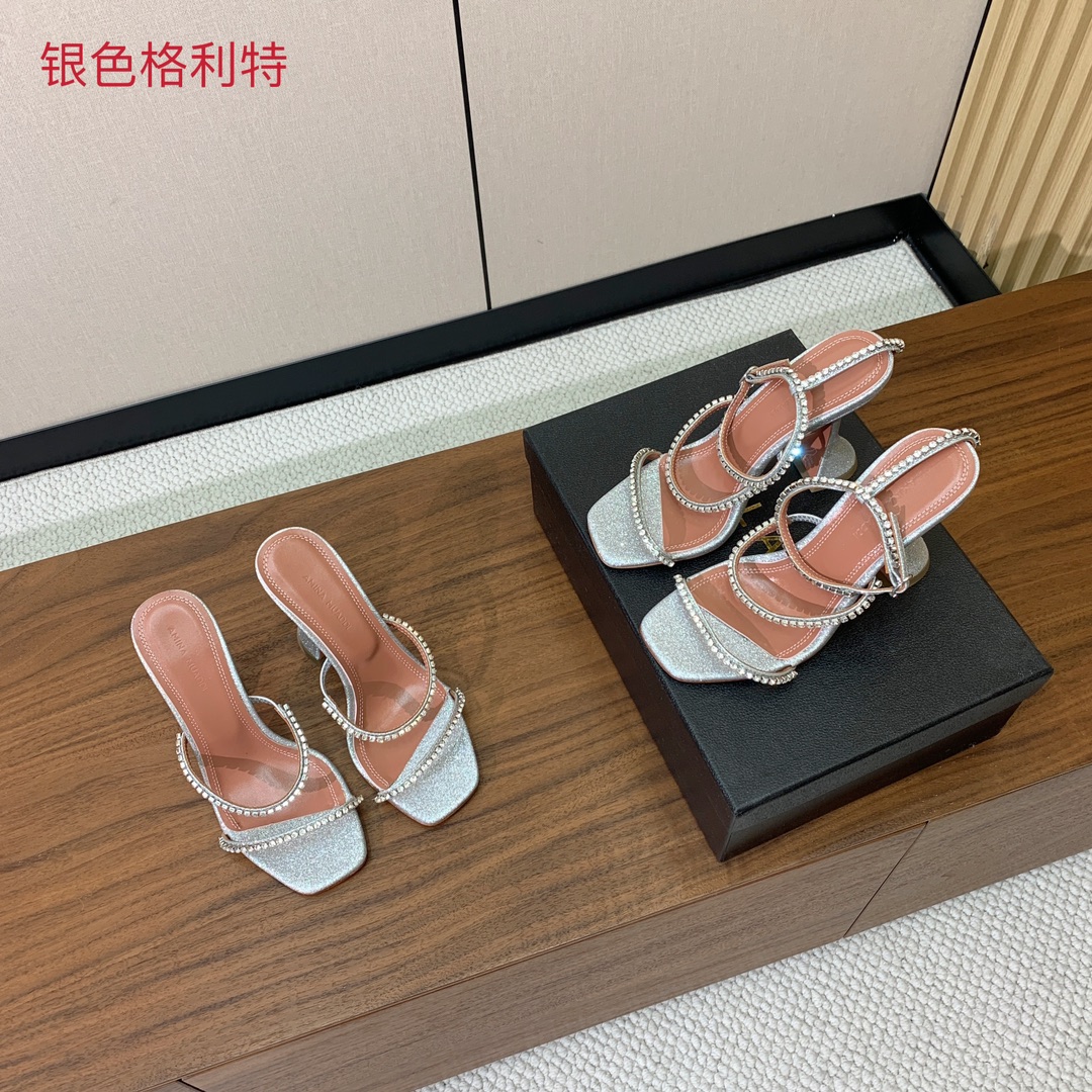 【Amina Muaddi】 钻链拖鞋、凉鞋。优雅风格，创造不一样的感觉。羊皮垫脚，注塑真皮大底。跟高1