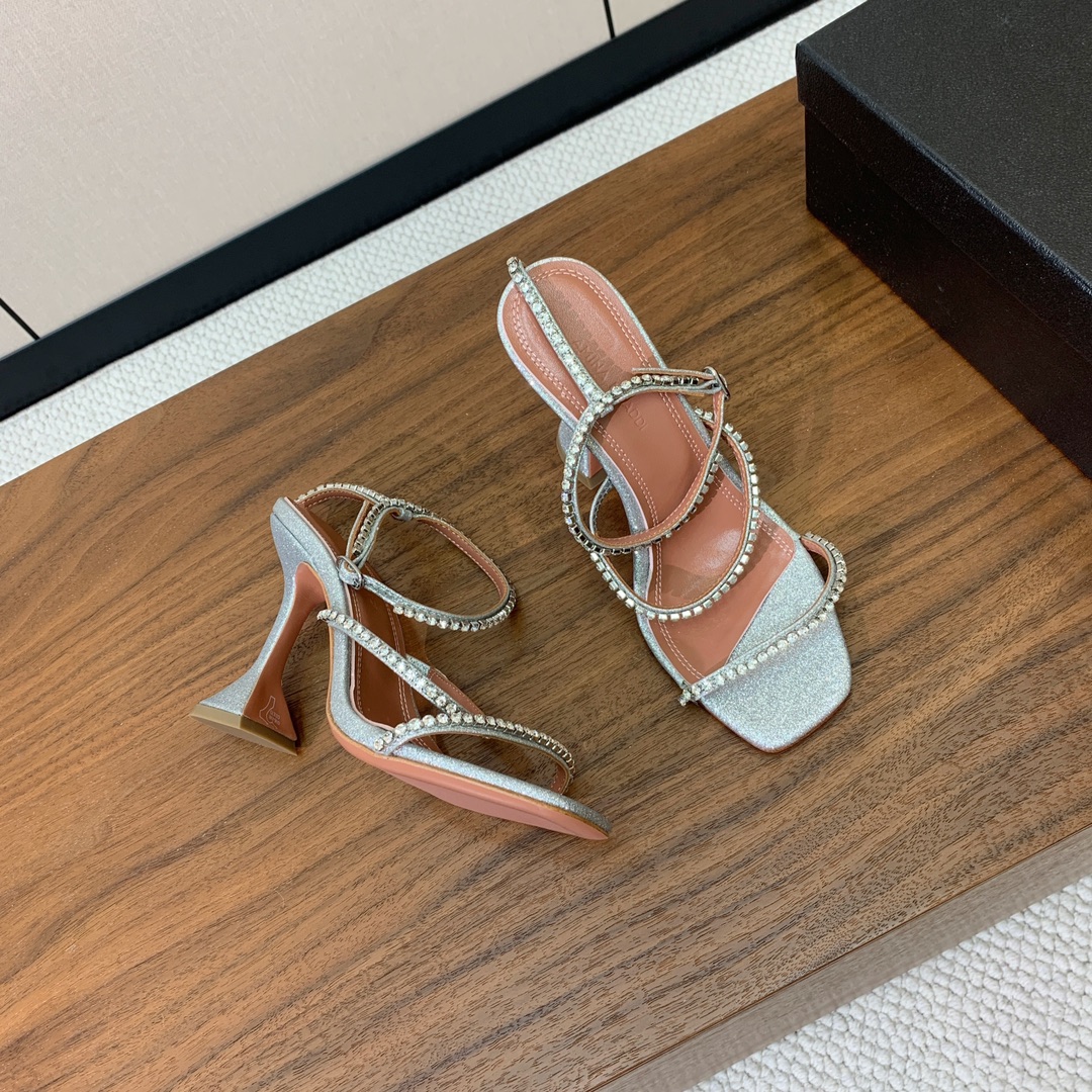 【Amina Muaddi】 钻链拖鞋、凉鞋。优雅风格，创造不一样的感觉。羊皮垫脚，注塑真皮大底。跟高1