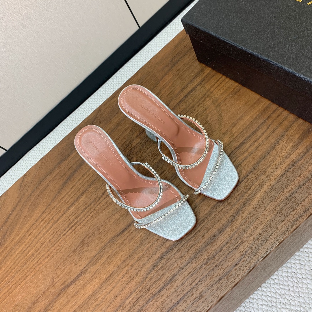 【Amina Muaddi】 钻链拖鞋、凉鞋。优雅风格，创造不一样的感觉。羊皮垫脚，注塑真皮大底。跟高1