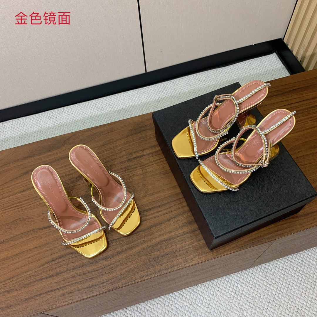 【Amina Muaddi】 钻链拖鞋、凉鞋。优雅风格，创造不一样的感觉。羊皮垫脚，注塑真皮大底。跟高1