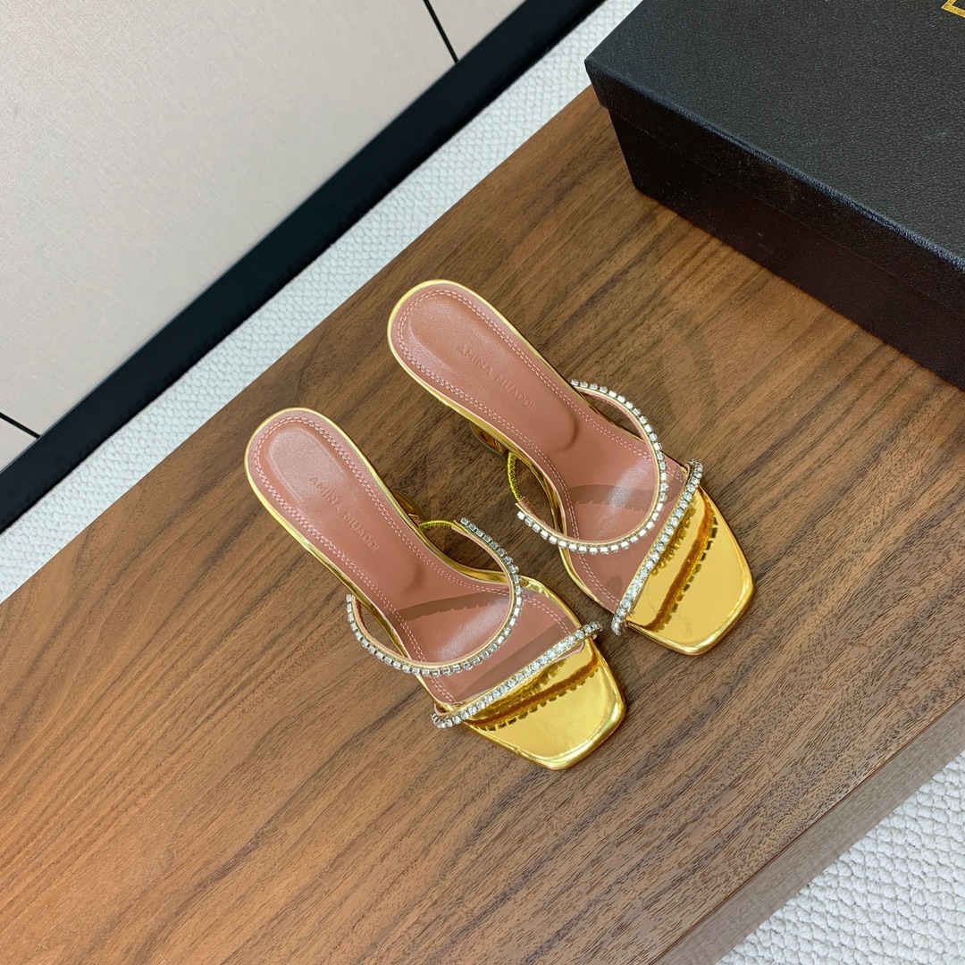 【Amina Muaddi】 钻链拖鞋、凉鞋。优雅风格，创造不一样的感觉。羊皮垫脚，注塑真皮大底。跟高1