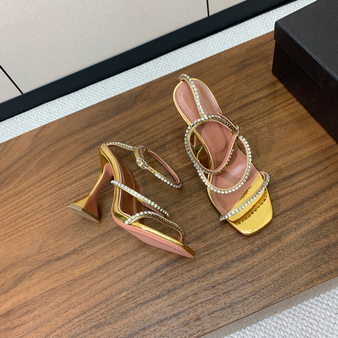 【Amina Muaddi】 钻链拖鞋、凉鞋。优雅风格，创造不一样的感觉。羊皮垫脚，注塑真皮大底。跟高1
