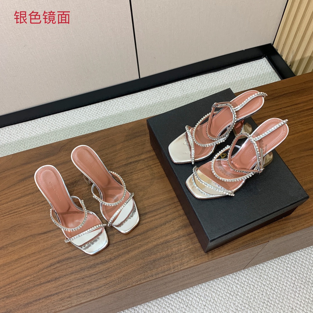 【Amina Muaddi】 钻链拖鞋、凉鞋。优雅风格，创造不一样的感觉。羊皮垫脚，注塑真皮大底。跟高1
