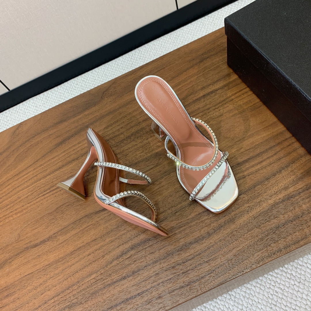 【Amina Muaddi】 钻链拖鞋、凉鞋。优雅风格，创造不一样的感觉。羊皮垫脚，注塑真皮大底。跟高1