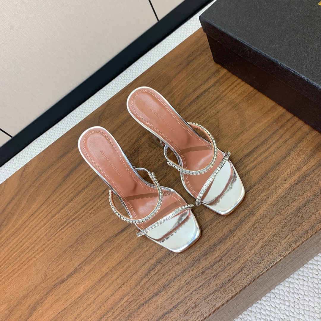 【Amina Muaddi】 钻链拖鞋、凉鞋。优雅风格，创造不一样的感觉。羊皮垫脚，注塑真皮大底。跟高1