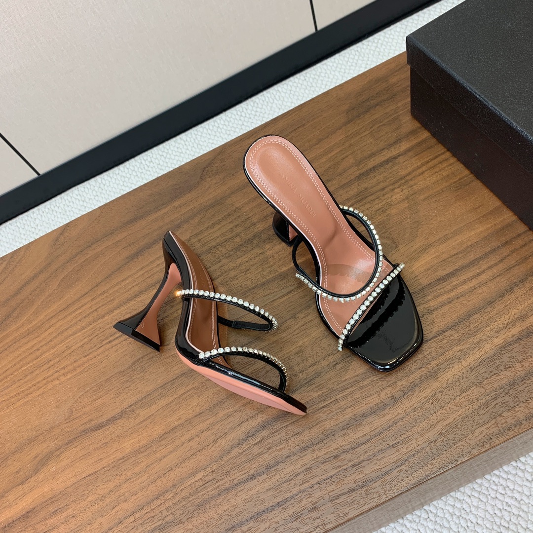 【Amina Muaddi】 钻链拖鞋、凉鞋。优雅风格，创造不一样的感觉。羊皮垫脚，注塑真皮大底。跟高1