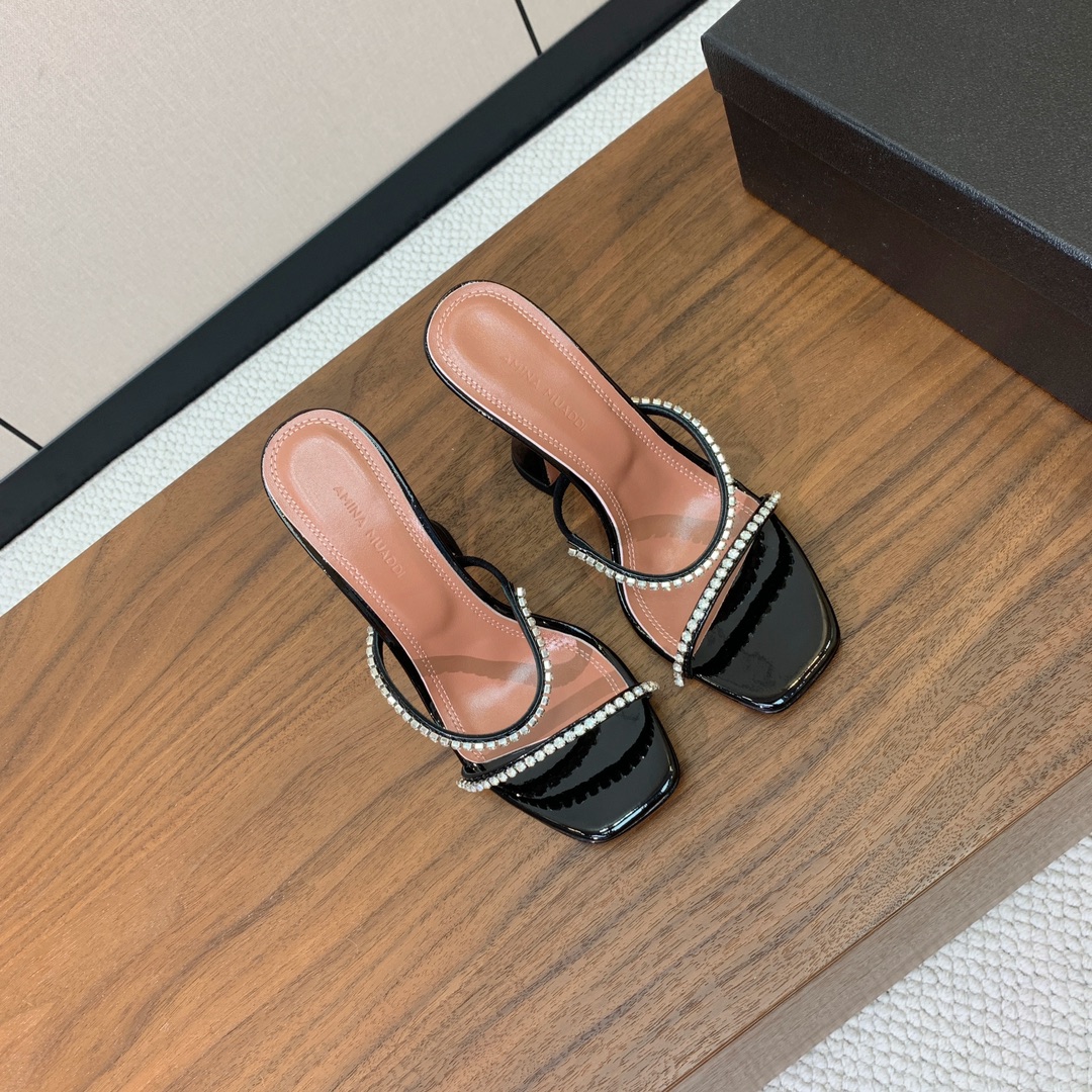 【Amina Muaddi】 钻链拖鞋、凉鞋。优雅风格，创造不一样的感觉。羊皮垫脚，注塑真皮大底。跟高1