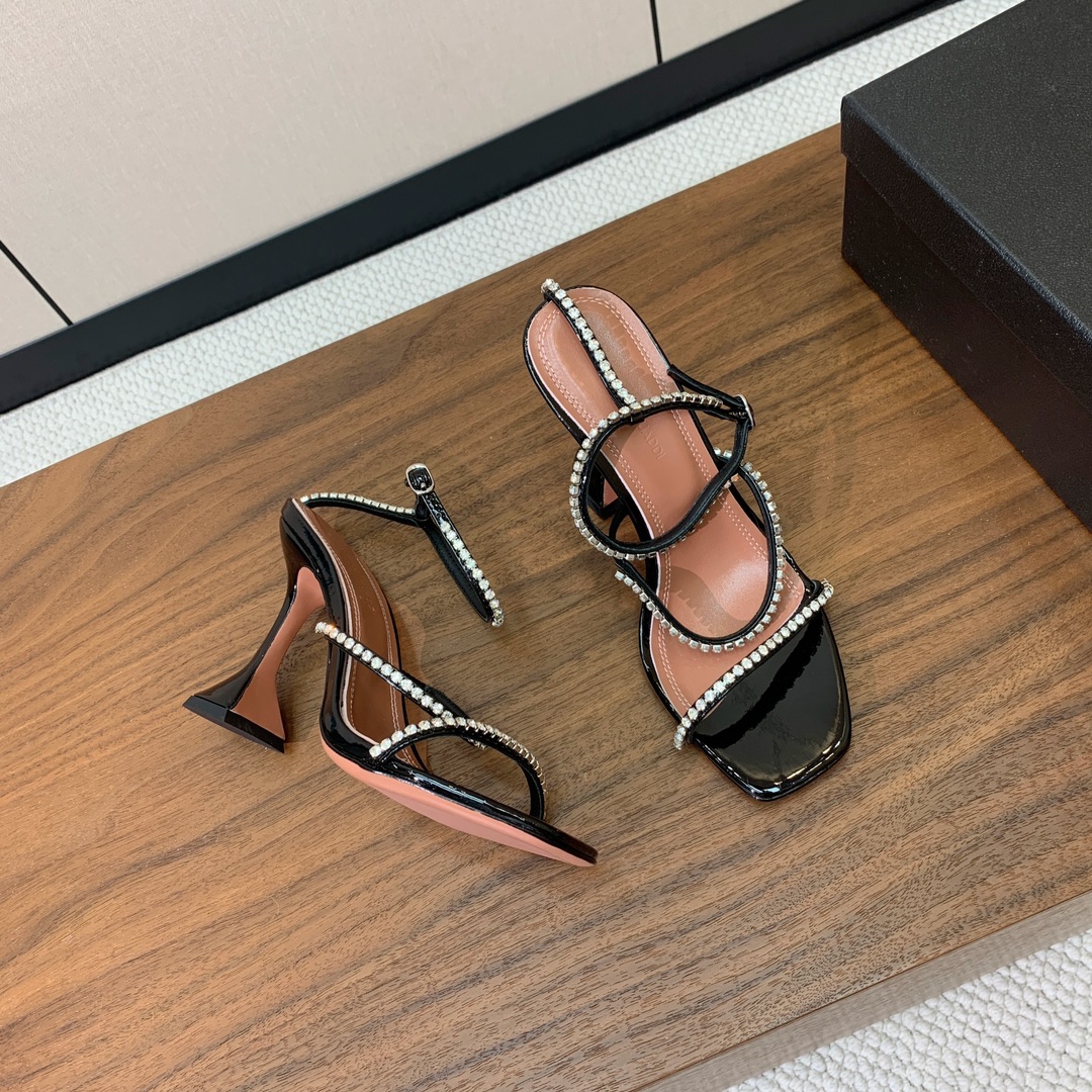【Amina Muaddi】 钻链拖鞋、凉鞋。优雅风格，创造不一样的感觉。羊皮垫脚，注塑真皮大底。跟高1
