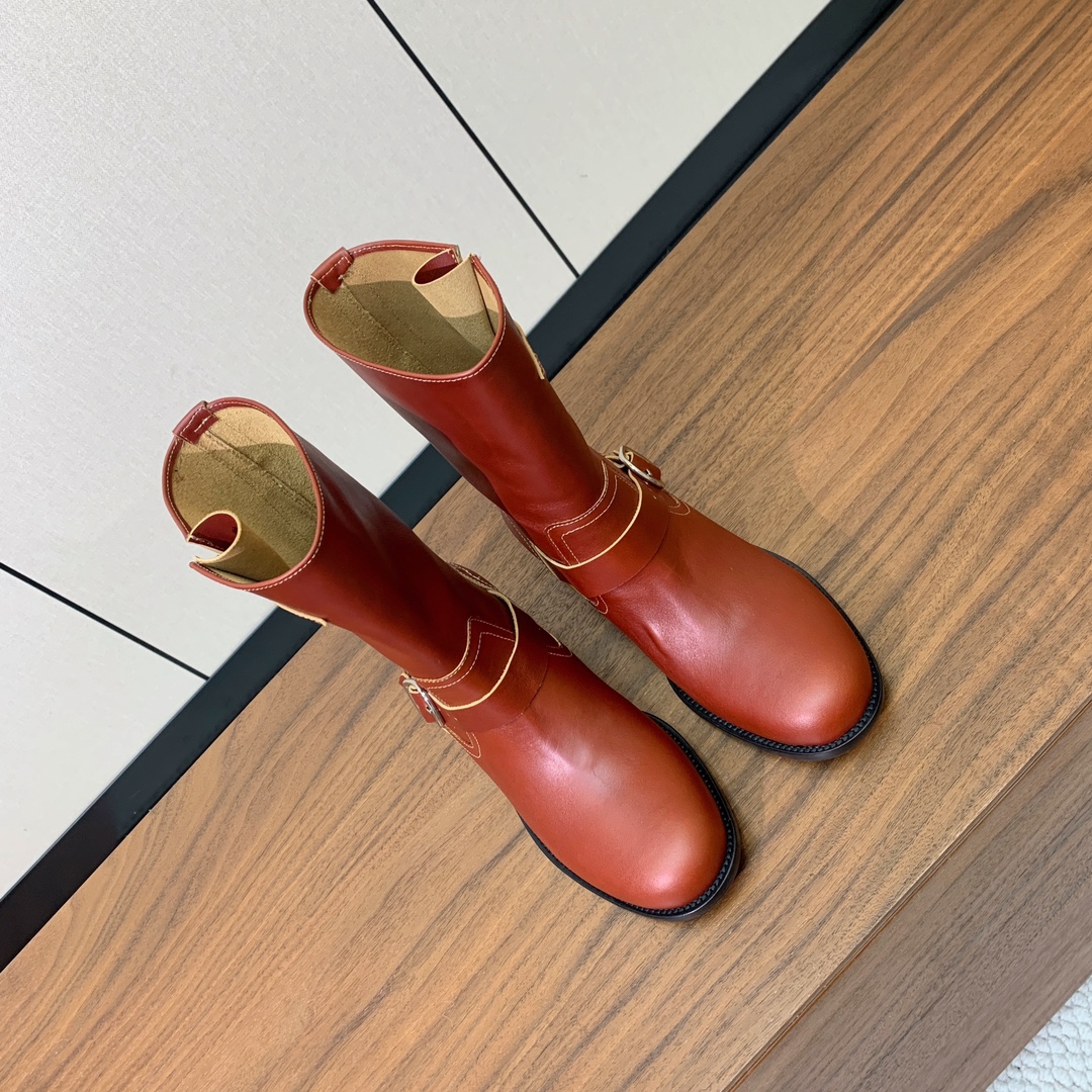 【Chl*e】平底短靴。整体靴型非常独特 非常修腿型 颜色搭配高级百搭
材质：鞋面牛皮。羊皮内里，真皮大