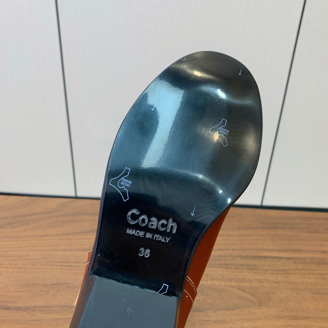 【Chl*e】平底短靴。整体靴型非常独特 非常修腿型 颜色搭配高级百搭
材质：鞋面牛皮。羊皮内里，真皮大