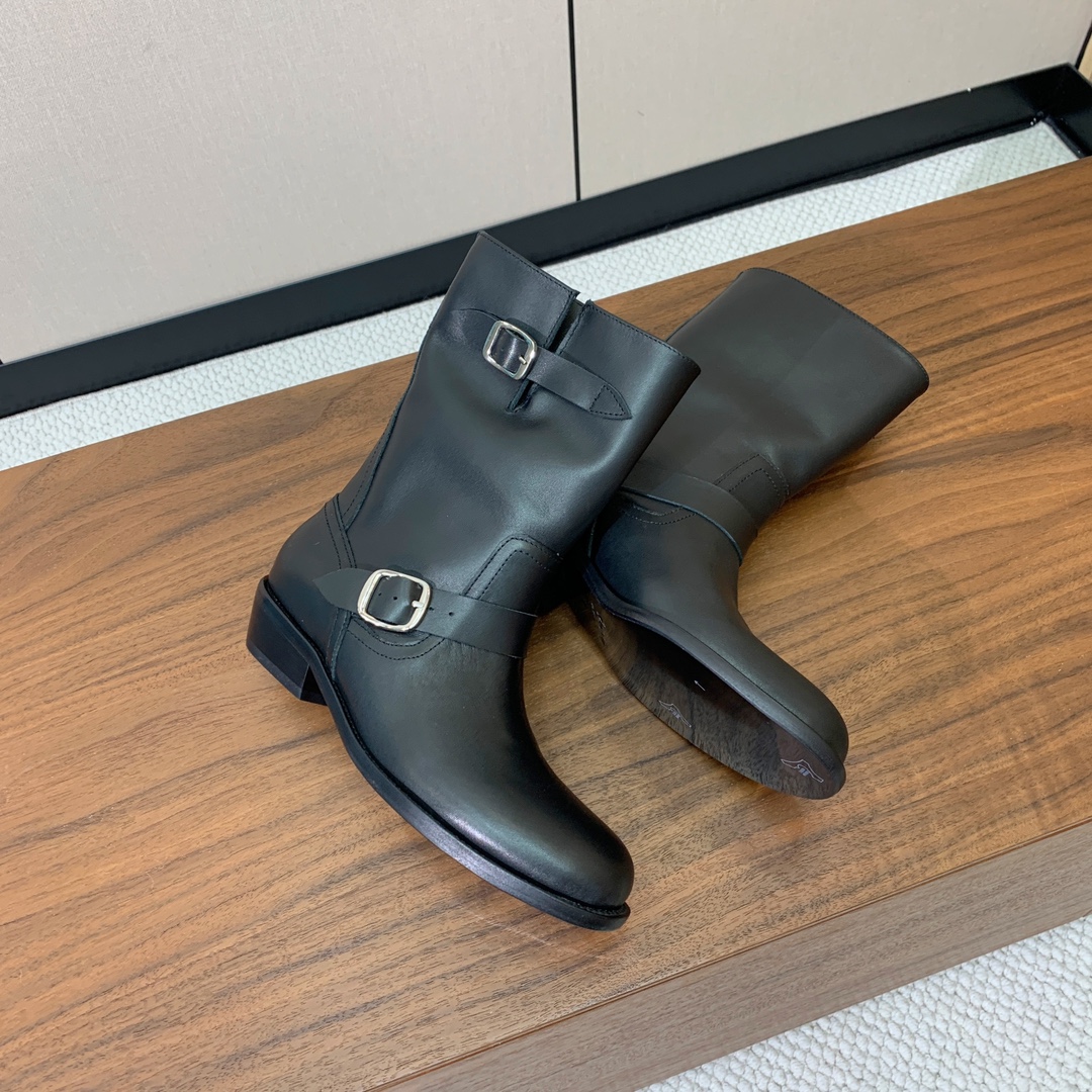 【Chl*e】平底短靴。整体靴型非常独特 非常修腿型 颜色搭配高级百搭
材质：鞋面牛皮。羊皮内里，真皮大