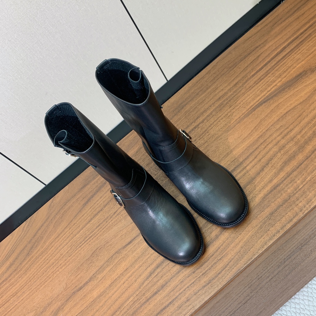 【Chl*e】平底短靴。整体靴型非常独特 非常修腿型 颜色搭配高级百搭
材质：鞋面牛皮。羊皮内里，真皮大