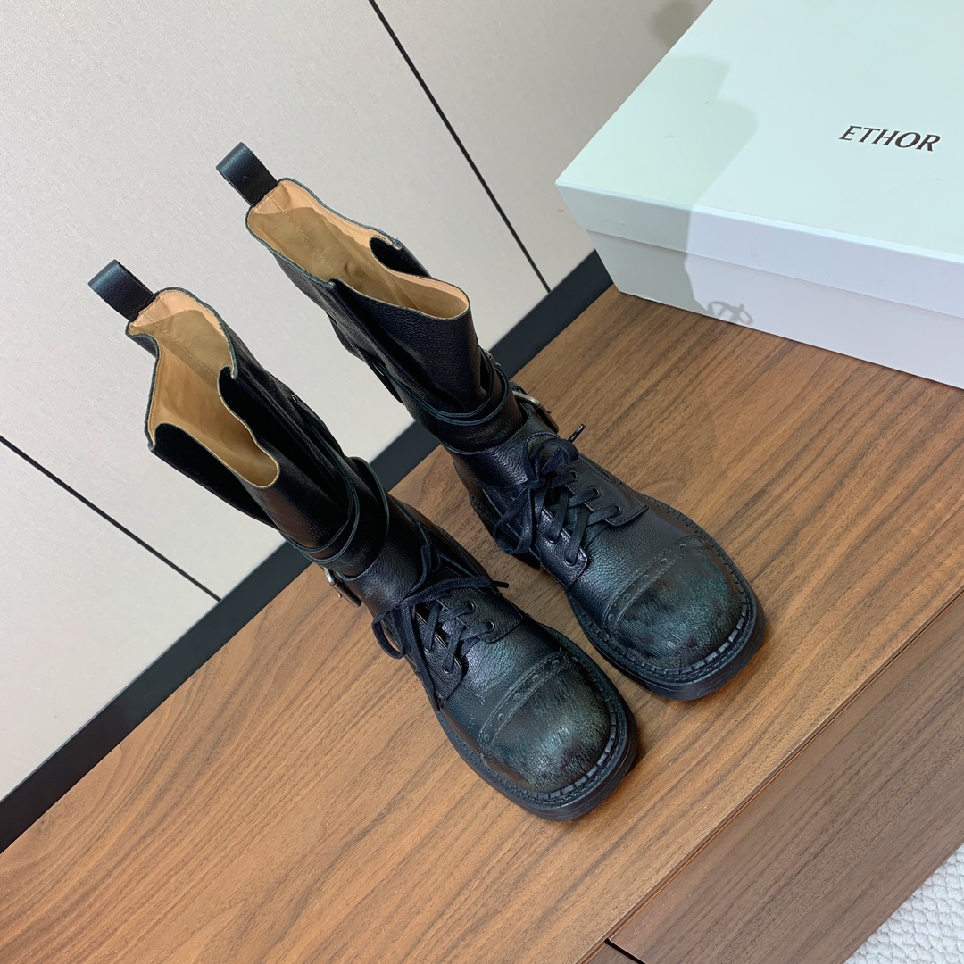【ETHOR】秋冬复古双扣机车靴。今年秋冬被这双机车靴狠狠拿捏！硬朗靴型自带酷飒气场
双扣带设计注入不羁