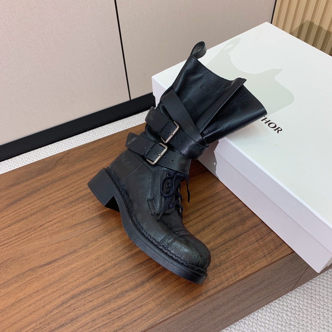 【ETHOR】秋冬复古双扣机车靴。今年秋冬被这双机车靴狠狠拿捏！硬朗靴型自带酷飒气场
双扣带设计注入不羁