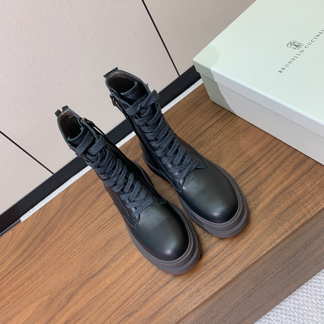 【BRUNELL* CUCINELL*】新款绑带短靴。鞋面牛反绒，牛皮。羊皮内里，原版开模五金，橡胶大底
