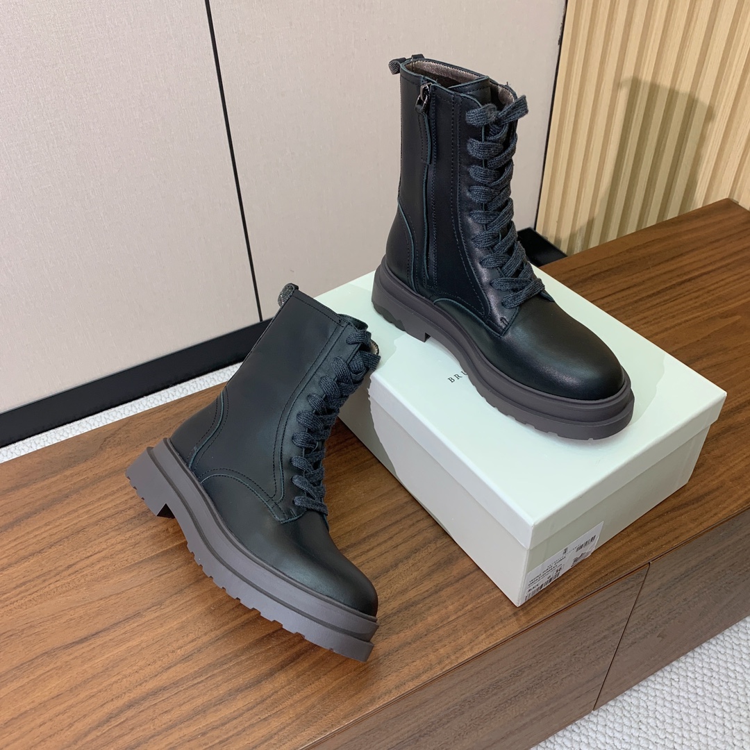 【BRUNELL* CUCINELL*】新款绑带短靴。鞋面牛反绒，牛皮。羊皮内里，原版开模五金，橡胶大底