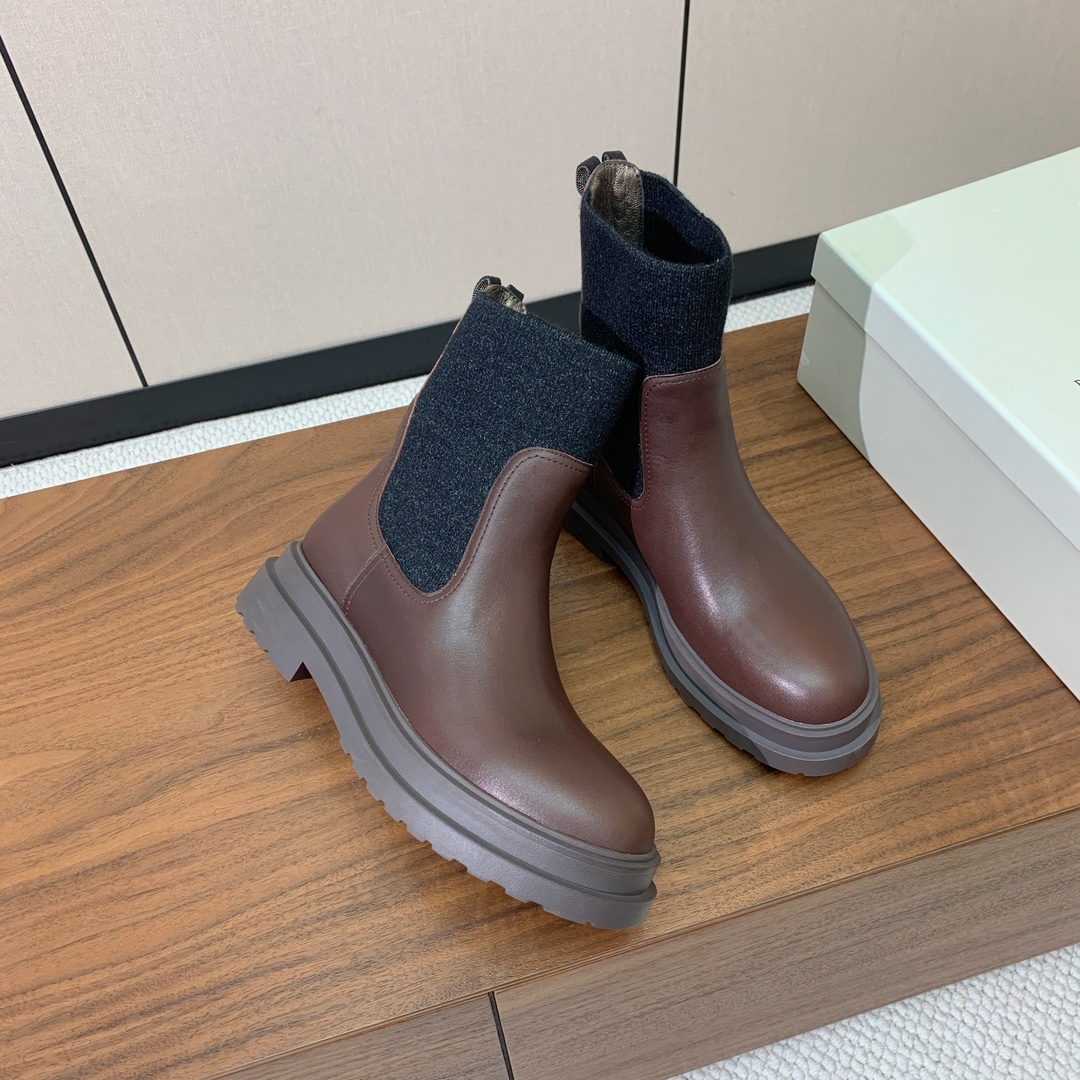【BRUNELL* CUCINELL*】新款短靴。鞋面牛反绒，牛皮。羊皮内里，原版开模五金，橡胶大底。
