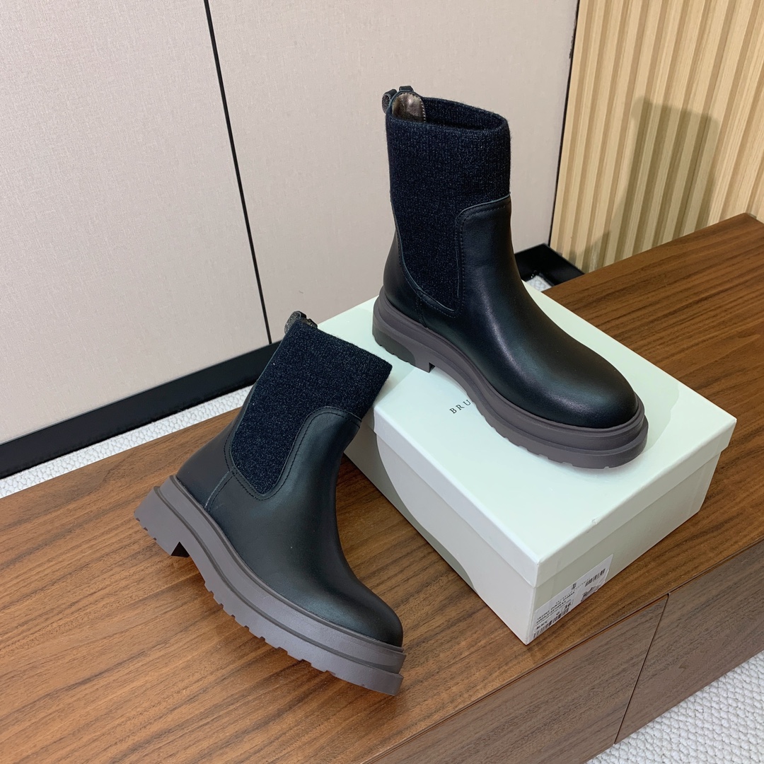 【BRUNELL* CUCINELL*】新款短靴。鞋面牛反绒，牛皮。羊皮内里，原版开模五金，橡胶大底。
