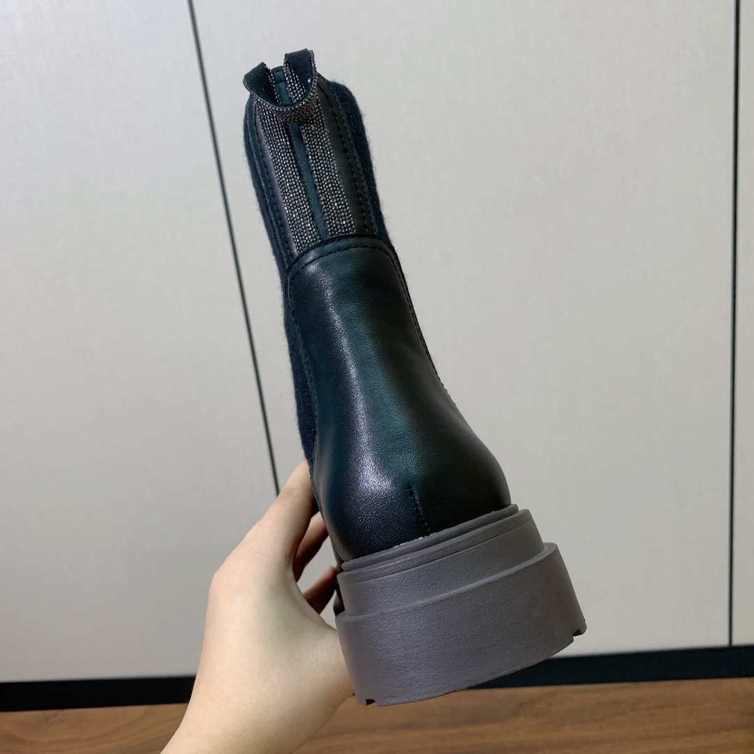【BRUNELL* CUCINELL*】新款短靴。鞋面牛反绒，牛皮。羊皮内里，原版开模五金，橡胶大底。
