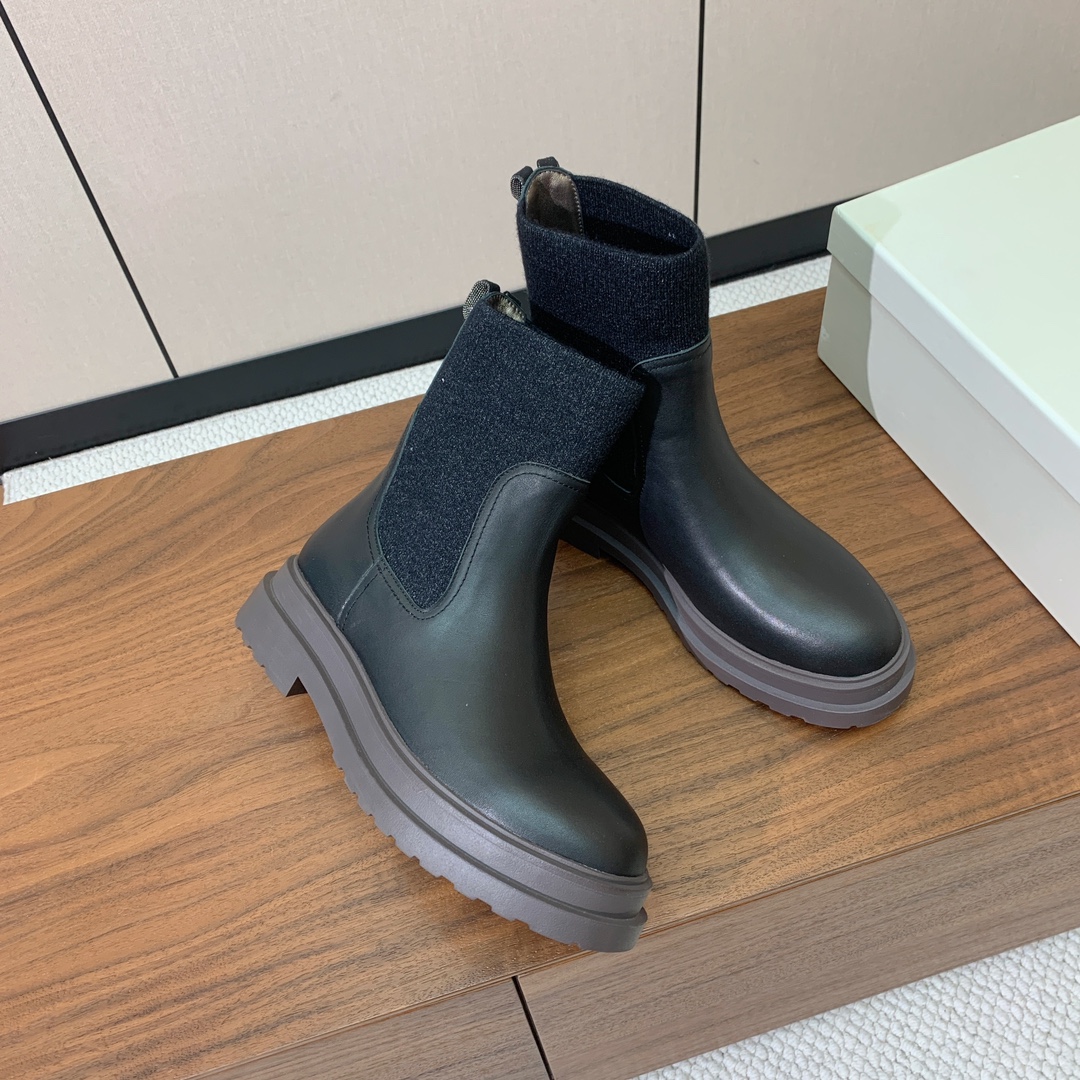 【BRUNELL* CUCINELL*】新款短靴。鞋面牛反绒，牛皮。羊皮内里，原版开模五金，橡胶大底。
