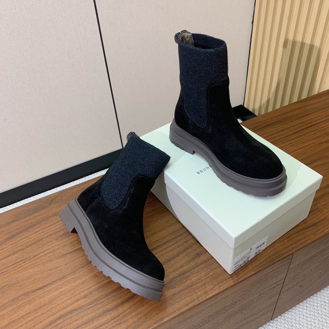 【BRUNELL* CUCINELL*】新款短靴。鞋面牛反绒，牛皮。羊皮内里，原版开模五金，橡胶大底。
