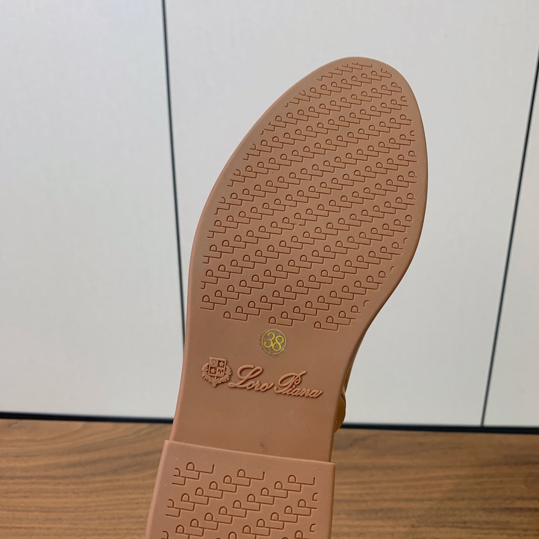【Loro Piana】极简复古侧拉链短靴。恰到好处的靴筒高度包裹脚踝显瘦又不拖沓。侧拉链设计既方便穿脱