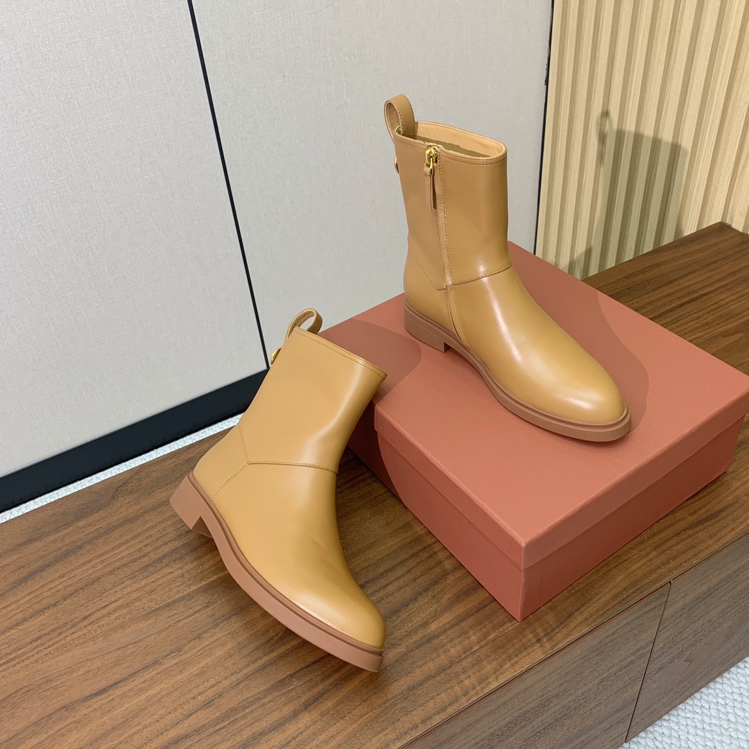 【Loro Piana】极简复古侧拉链短靴。恰到好处的靴筒高度包裹脚踝显瘦又不拖沓。侧拉链设计既方便穿脱