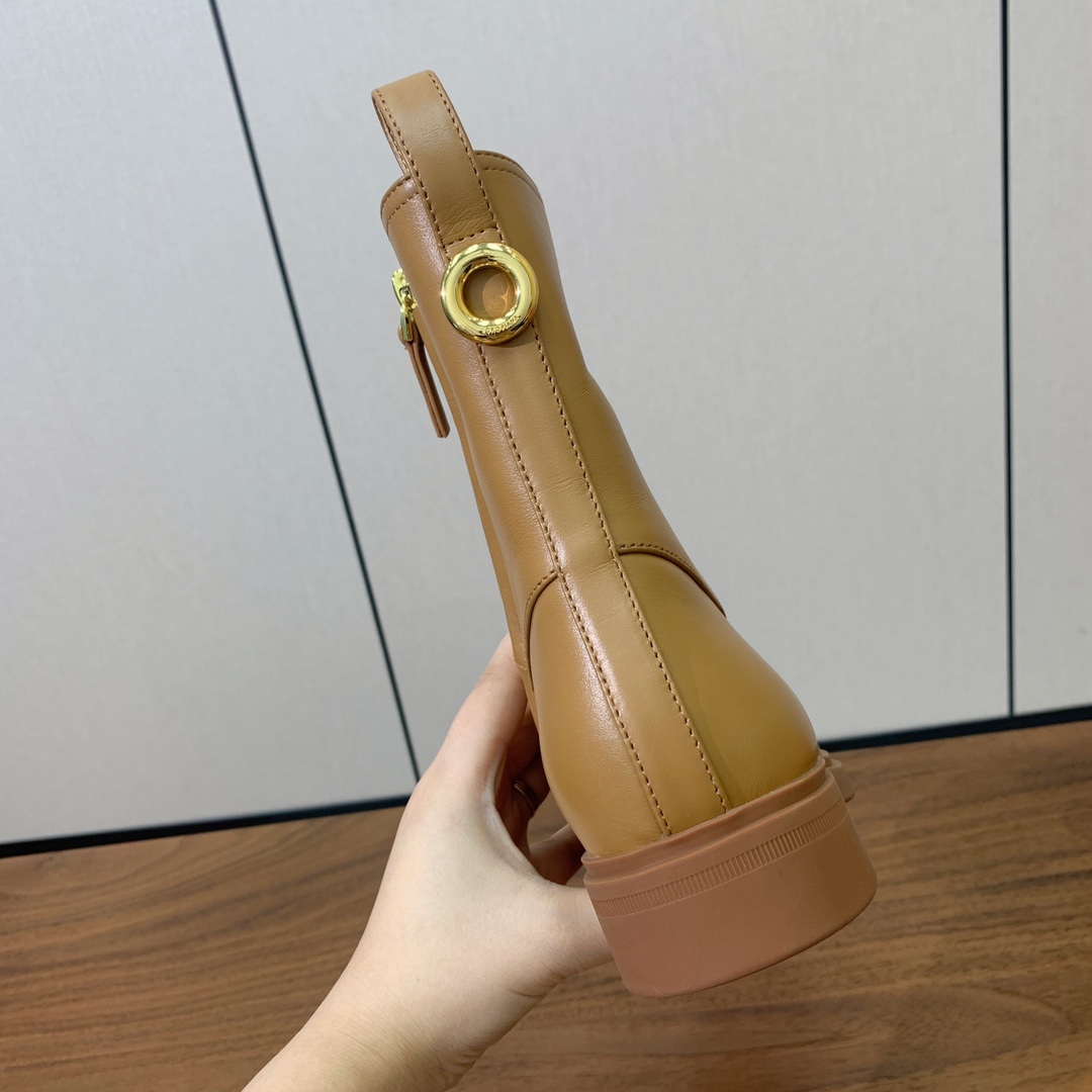 【Loro Piana】极简复古侧拉链短靴。恰到好处的靴筒高度包裹脚踝显瘦又不拖沓。侧拉链设计既方便穿脱