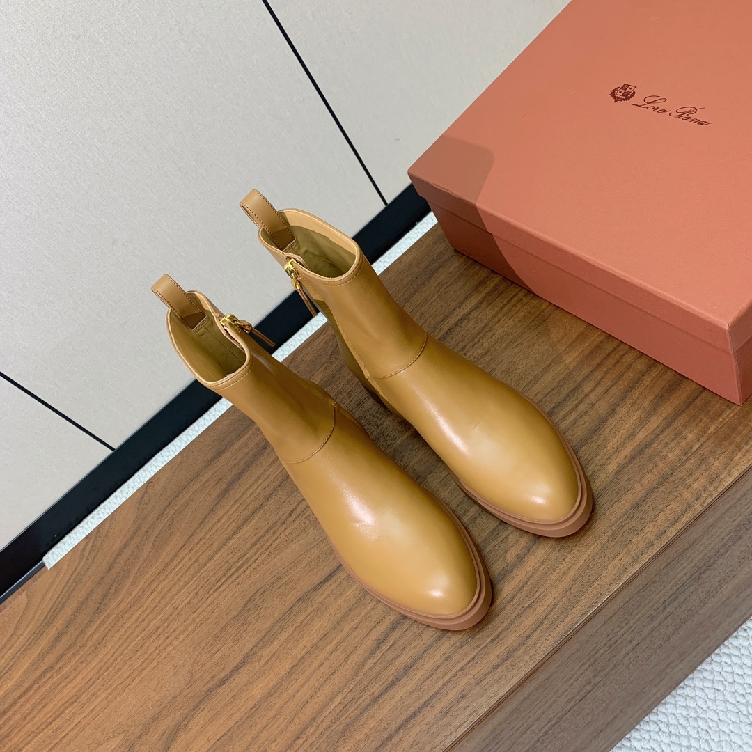 【Loro Piana】极简复古侧拉链短靴。恰到好处的靴筒高度包裹脚踝显瘦又不拖沓。侧拉链设计既方便穿脱