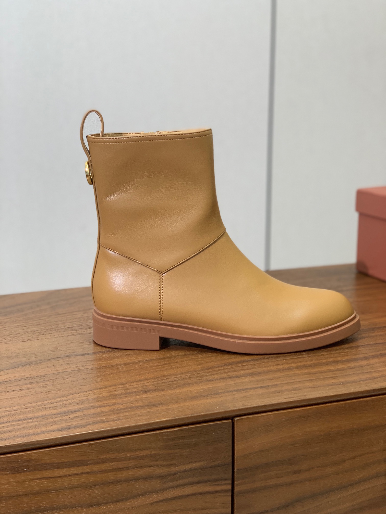 【Loro Piana】极简复古侧拉链短靴。恰到好处的靴筒高度包裹脚踝显瘦又不拖沓。侧拉链设计既方便穿脱