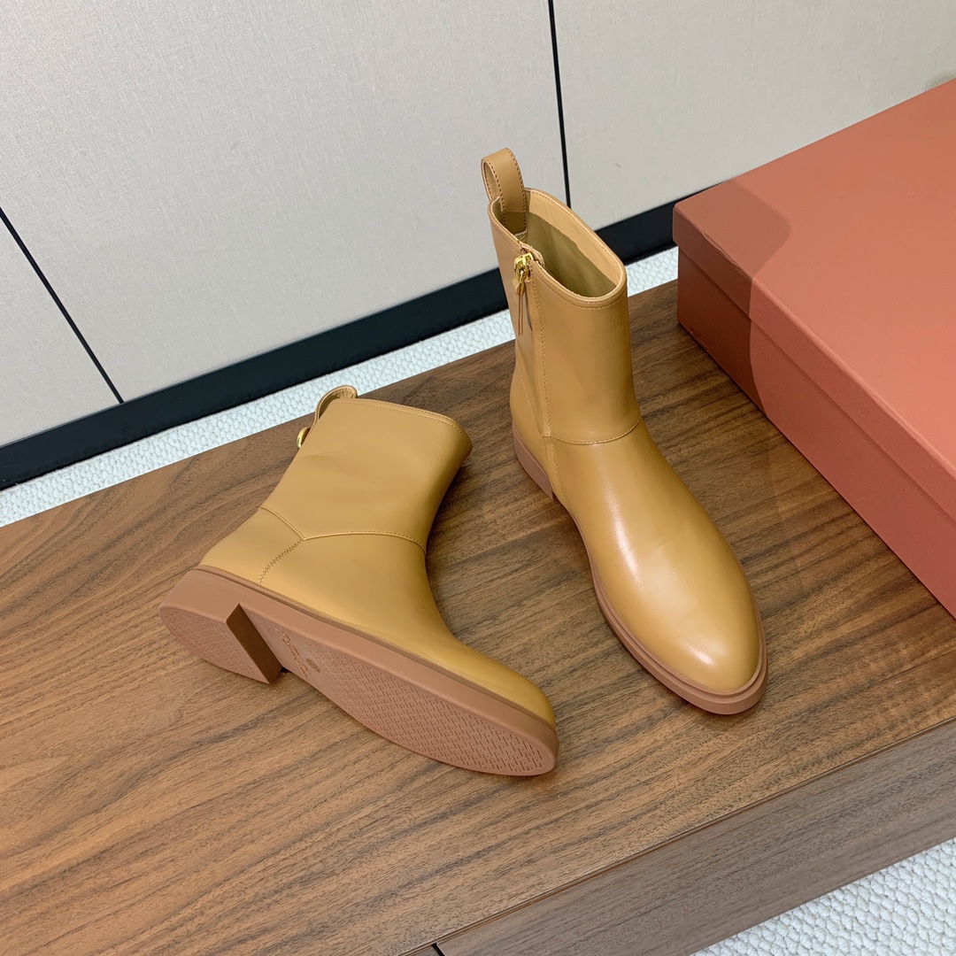 【Loro Piana】极简复古侧拉链短靴。恰到好处的靴筒高度包裹脚踝显瘦又不拖沓。侧拉链设计既方便穿脱