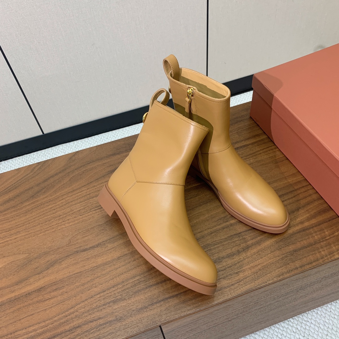 【Loro Piana】极简复古侧拉链短靴。恰到好处的靴筒高度包裹脚踝显瘦又不拖沓。侧拉链设计既方便穿脱