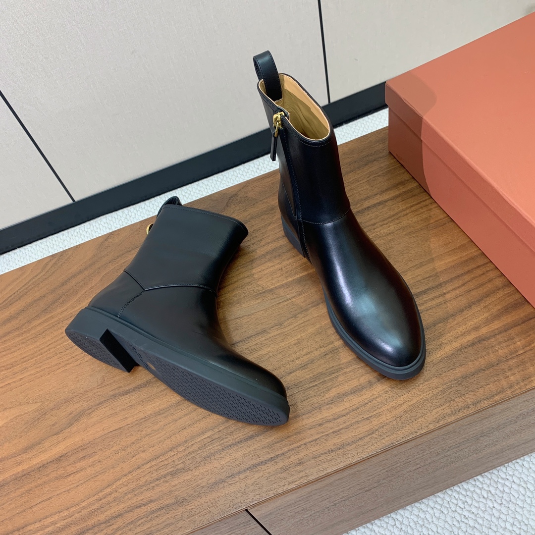 【Loro Piana】极简复古侧拉链短靴。恰到好处的靴筒高度包裹脚踝显瘦又不拖沓。侧拉链设计既方便穿脱
