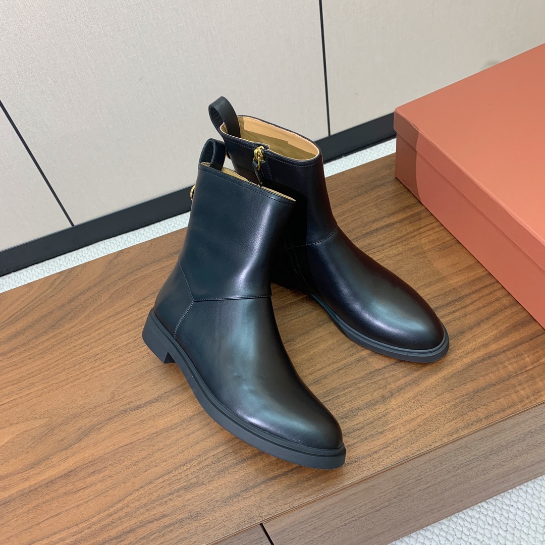 【Loro Piana】极简复古侧拉链短靴。恰到好处的靴筒高度包裹脚踝显瘦又不拖沓。侧拉链设计既方便穿脱