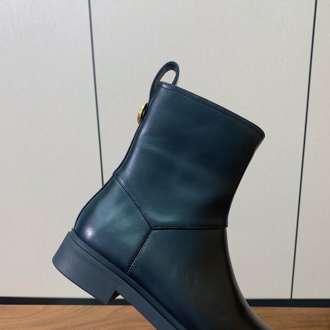 【Loro Piana】极简复古侧拉链短靴。恰到好处的靴筒高度包裹脚踝显瘦又不拖沓。侧拉链设计既方便穿脱