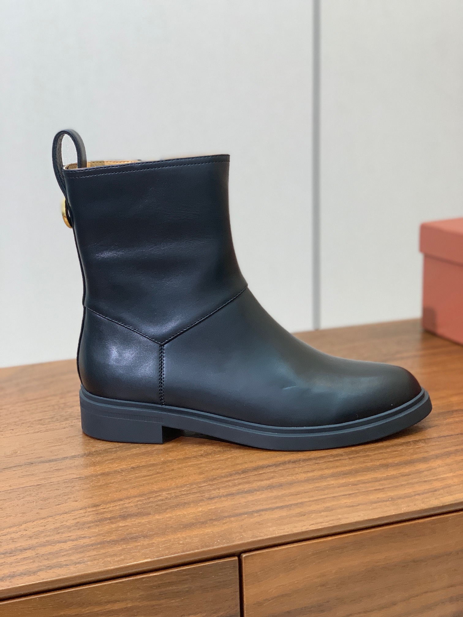 【Loro Piana】极简复古侧拉链短靴。恰到好处的靴筒高度包裹脚踝显瘦又不拖沓。侧拉链设计既方便穿脱