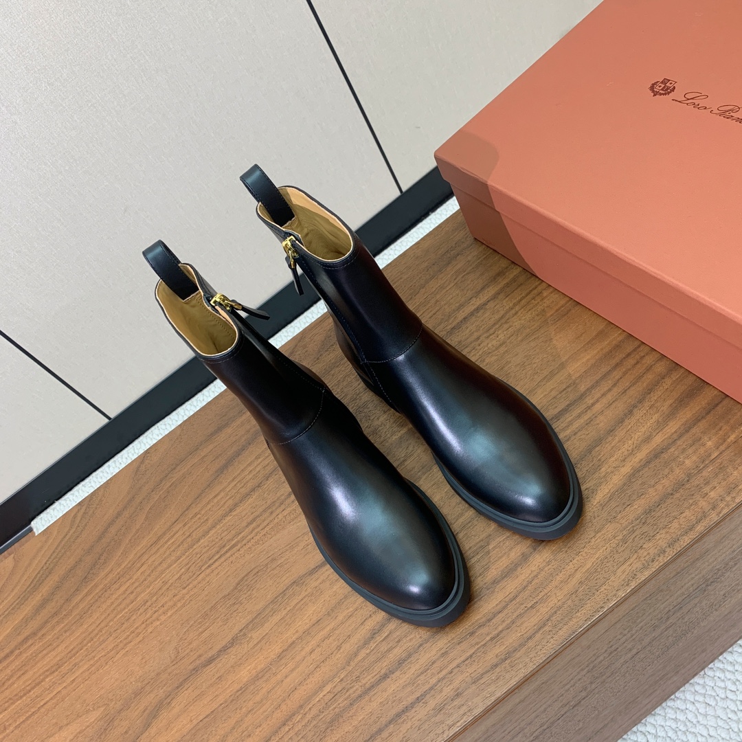 【Loro Piana】极简复古侧拉链短靴。恰到好处的靴筒高度包裹脚踝显瘦又不拖沓。侧拉链设计既方便穿脱