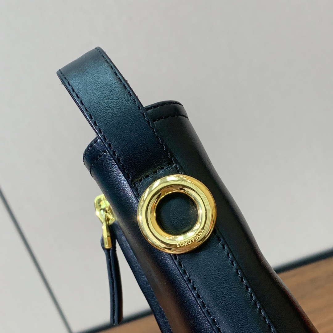 【Loro Piana】极简复古侧拉链短靴。恰到好处的靴筒高度包裹脚踝显瘦又不拖沓。侧拉链设计既方便穿脱