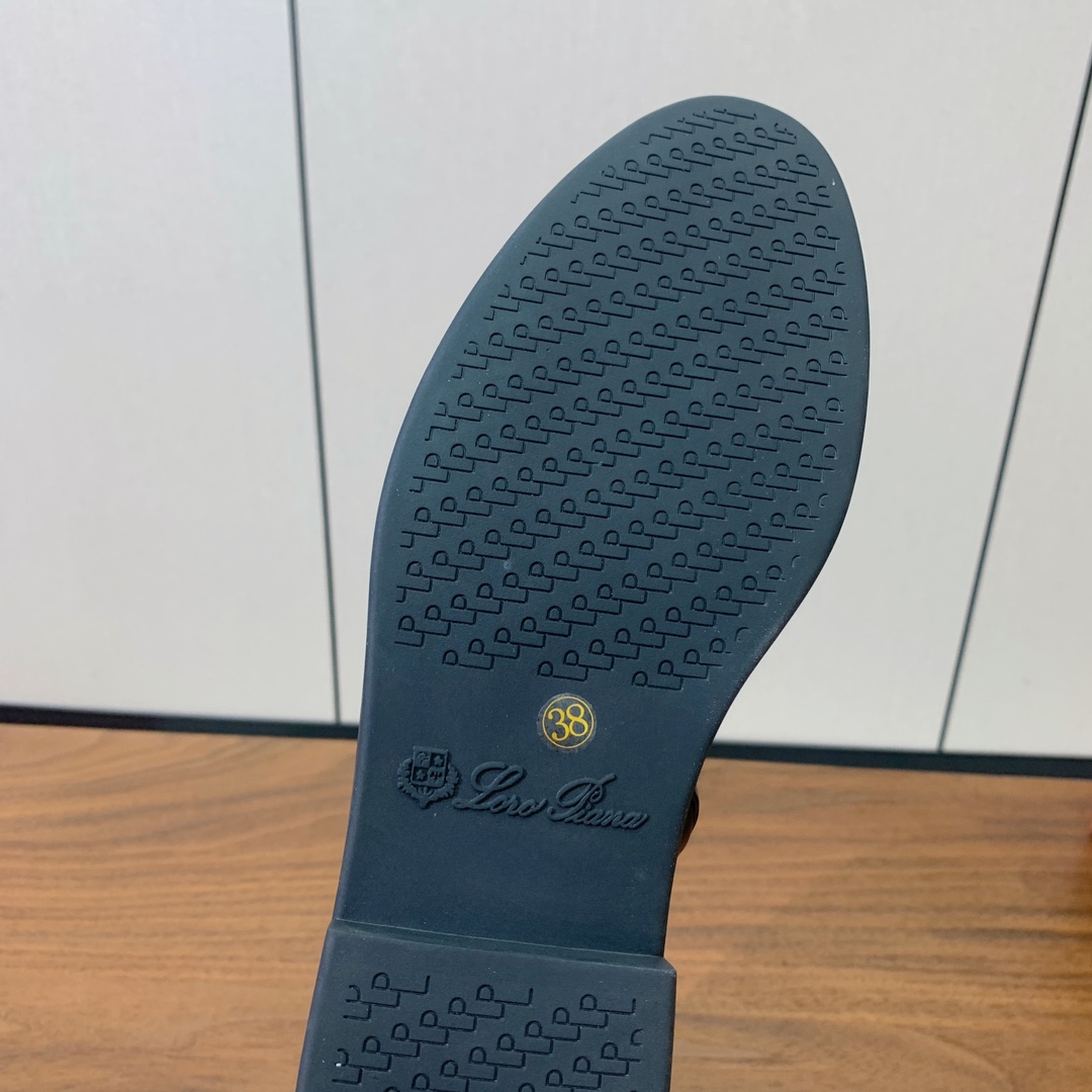 【Loro Piana】极简复古侧拉链短靴。恰到好处的靴筒高度包裹脚踝显瘦又不拖沓。侧拉链设计既方便穿脱