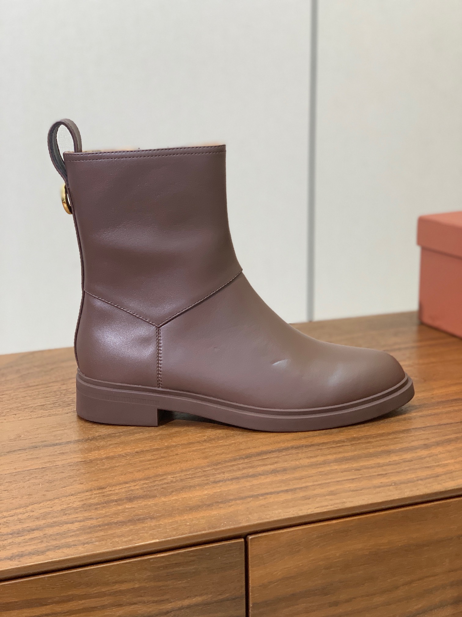 【Loro Piana】极简复古侧拉链短靴。恰到好处的靴筒高度包裹脚踝显瘦又不拖沓。侧拉链设计既方便穿脱