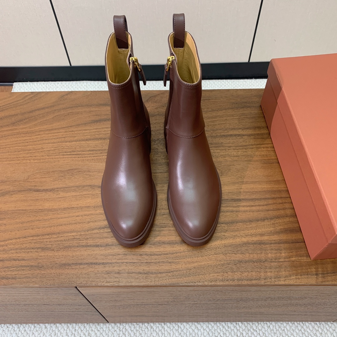 【Loro Piana】极简复古侧拉链短靴。恰到好处的靴筒高度包裹脚踝显瘦又不拖沓。侧拉链设计既方便穿脱
