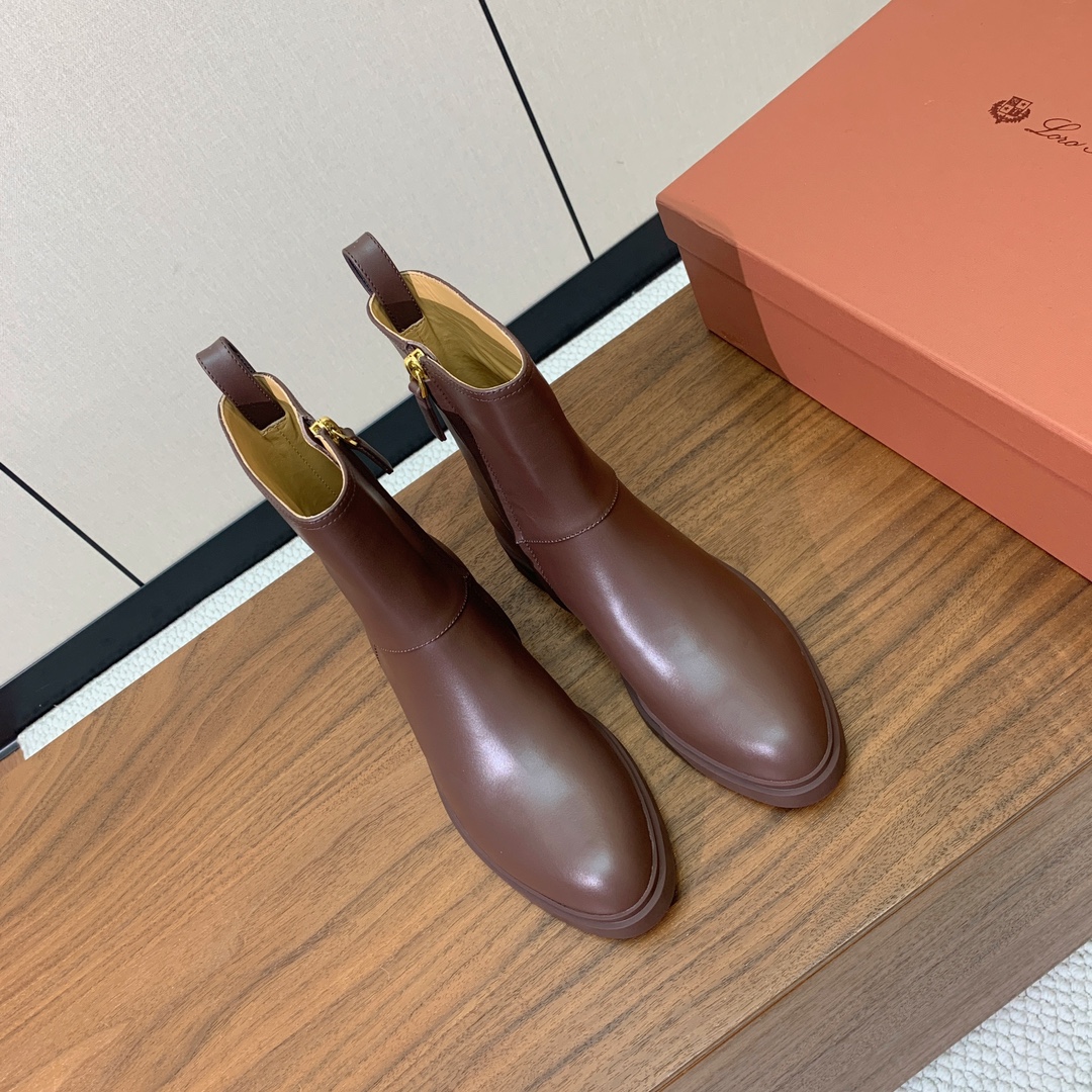 【Loro Piana】极简复古侧拉链短靴。恰到好处的靴筒高度包裹脚踝显瘦又不拖沓。侧拉链设计既方便穿脱