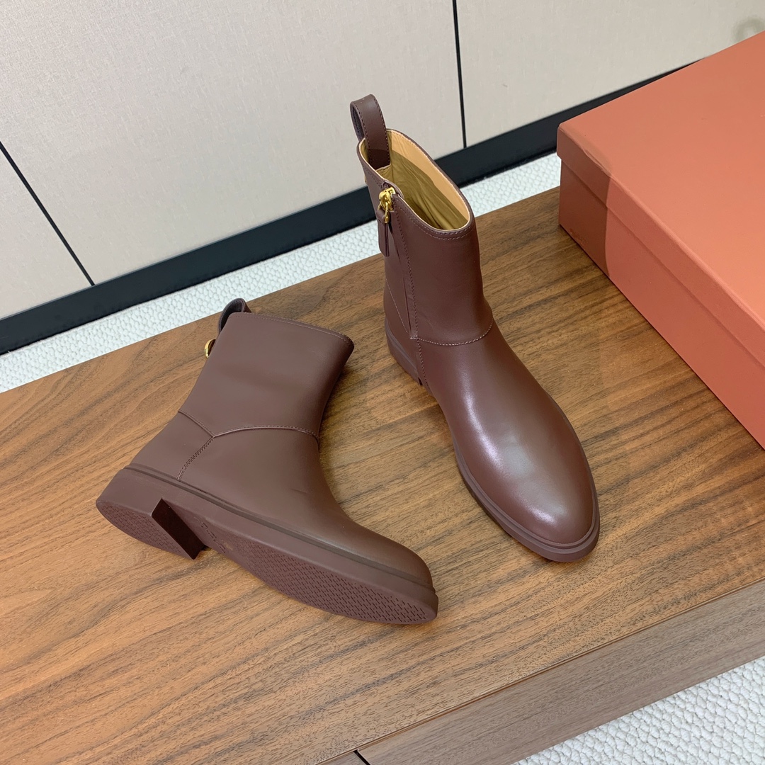 【Loro Piana】极简复古侧拉链短靴。恰到好处的靴筒高度包裹脚踝显瘦又不拖沓。侧拉链设计既方便穿脱