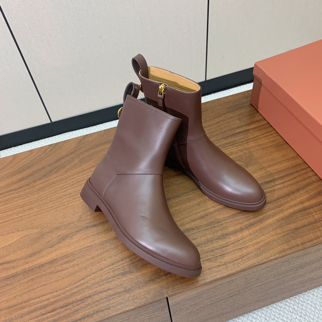 【Loro Piana】极简复古侧拉链短靴。恰到好处的靴筒高度包裹脚踝显瘦又不拖沓。侧拉链设计既方便穿脱