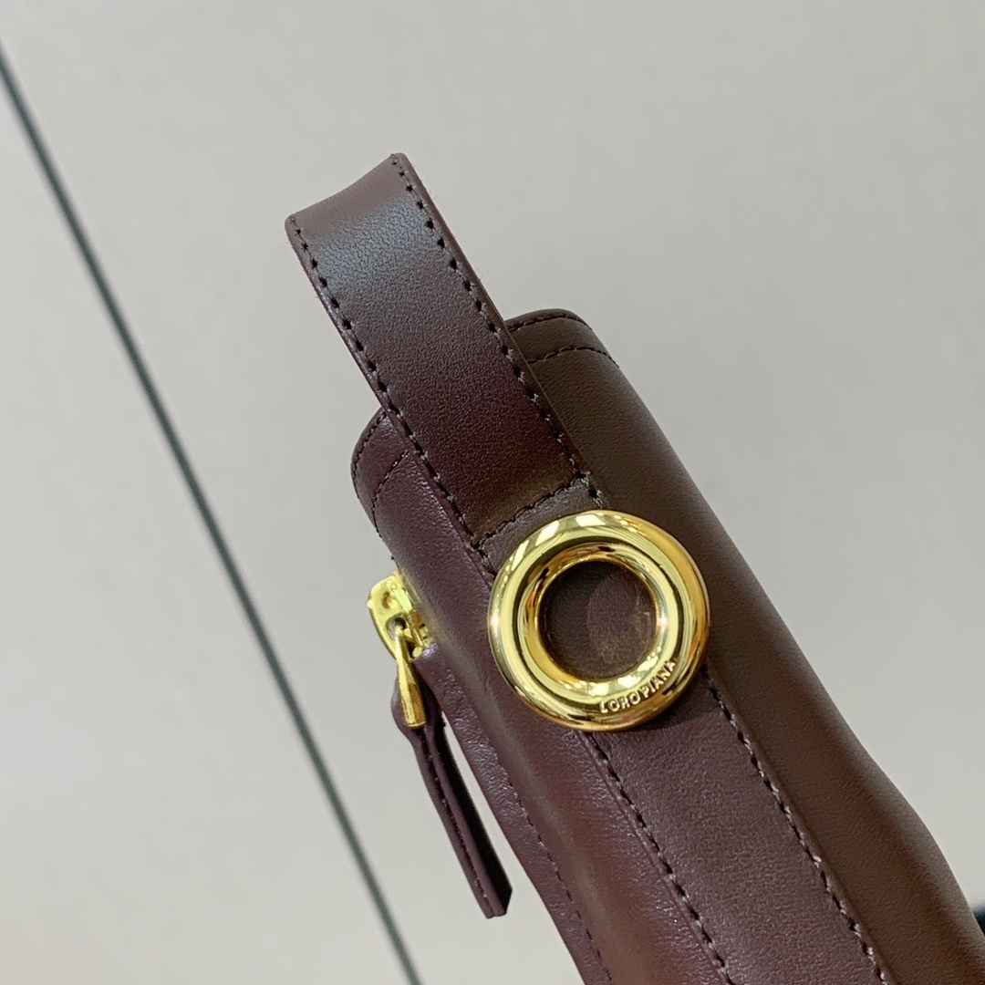 【Loro Piana】极简复古侧拉链短靴。恰到好处的靴筒高度包裹脚踝显瘦又不拖沓。侧拉链设计既方便穿脱