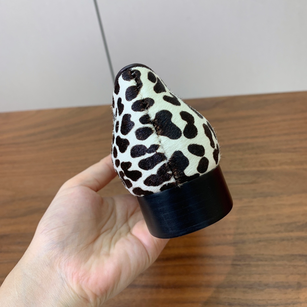 【Valent*no】小V扣单鞋。蝴蝶结装饰灵动又温柔。方跟设计舒适度超好搭配，甜美又温柔。
材质：鞋面