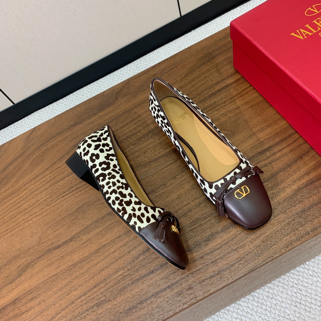 【Valent*no】小V扣单鞋。蝴蝶结装饰灵动又温柔。方跟设计舒适度超好搭配，甜美又温柔。
材质：鞋面