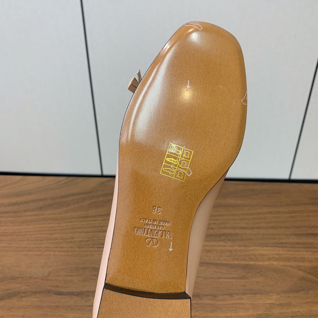 【Valent*no】小V扣单鞋。蝴蝶结装饰灵动又温柔。方跟设计舒适度超好搭配，甜美又温柔。
材质：鞋面