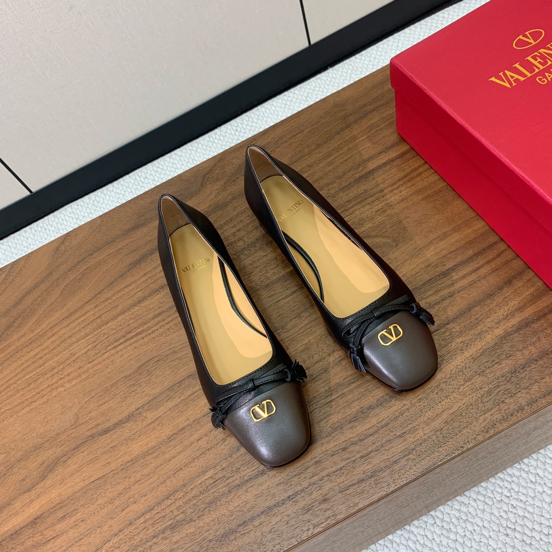 【Valent*no】小V扣单鞋。蝴蝶结装饰灵动又温柔。方跟设计舒适度超好搭配，甜美又温柔。
材质：鞋面