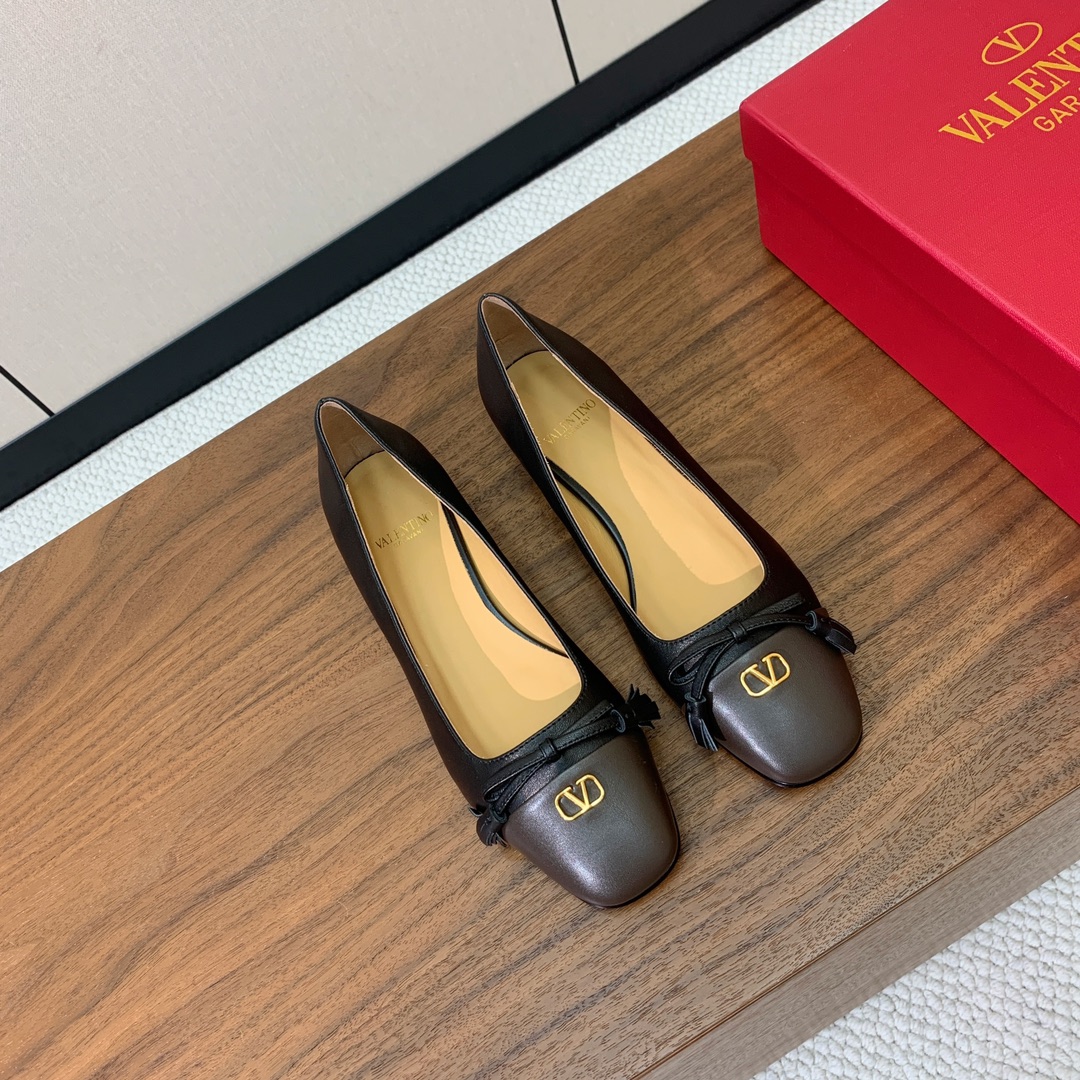 【Valent*no】小V扣单鞋。蝴蝶结装饰灵动又温柔。方跟设计舒适度超好搭配，甜美又温柔。
材质：鞋面